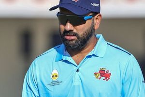 Vijay Hazare Trophy: वड़ा पाव खाओगे? रोहित शर्मा ने मैच के दौरान फैन के अजीब सवाल का जानें क्या दिया जवाब, Video SportsTak Hindi