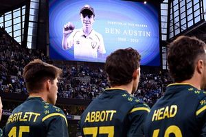 कोई गेंद लगने से तो किसी ने एयरस्ट्राइक में गंवाई जान, साल 2025 में इन क्रिकेटर्स ने दुनिया को कह दिया अलविदा SportsTak Hindi