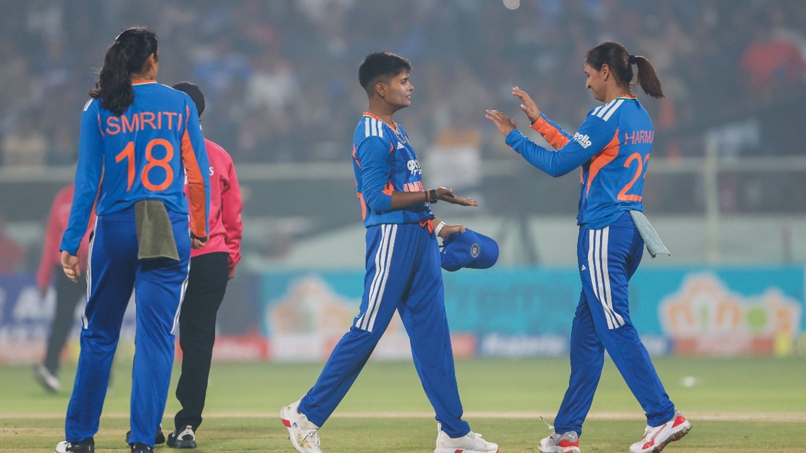 IND vs SL: हरमनप्रीत की सेना श्रीलंका के खिलाफ सीरीज पर कब्जा जमाने के लिए तैयार, दीप्ति शर्मा के खेलने पर सवाल IND vs SL: हरमनप्रीत की सेना श्रीलंका के खिलाफ सीरीज पर कब्जा जमाने के लिए तैयार, दीप्ति शर्मा के खेलने पर सवाल