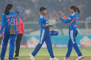 IND vs SL: हरमनप्रीत की सेना श्रीलंका के खिलाफ सीरीज पर कब्जा जमाने के लिए तैयार, दीप्ति शर्मा के खेलने पर सवाल SportsTak Hindi