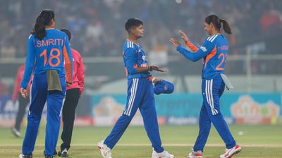 IND vs SL: हरमनप्रीत की सेना श्रीलंका के खिलाफ सीरीज पर कब्जा जमाने के लिए तैयार, दीप्ति शर्मा के खेलने पर सवाल SportsTak Hindi