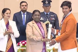 वैभव सूर्यवंशी विजय हजारे ट्रॉफी से बाहर! राष्ट्रीय बाल पुरस्कार से सम्मानित होने के बाद सामने आई वजह SportsTak Hindi