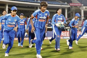 IND vs SL: भारत ने फिर जीता टॉस, चुनी बॉलिंग, प्लेइंग इलेवन में दो बदलाव, जानिए कैसी है श्रीलंका की टीम SportsTak Hindi