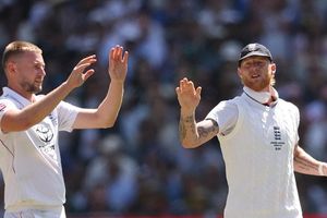 Ashes: इंग्लैंड के तेज गेंदबाज ने बीच मैच छोड़ा मैदान, बॉक्सिंग डे टेस्ट के दूसरे दिन बेन स्टोक्स को झटका SportsTak Hindi