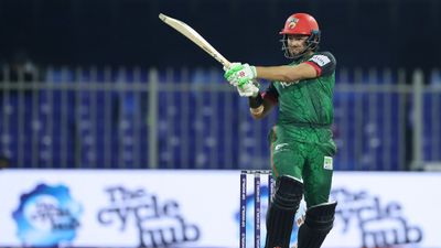 ILT20: मैक्स होल्डन ने तूफानी फिफ्टी ठोक डेजर्ट वाइपर्स को दिलाई पांच विकेट से जीत, वॉरियर्स प्लेऑफ रेस से बाहर SportsTak Hindi