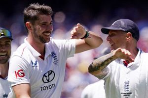 कभी बीमार तो कभी चोटिल, जो खिलाड़ी लेने वाला था संन्यास, उसी ने 15 साल बाद इंग्लैंड को ऑस्ट्रेलिया में दिलाई जीत SportsTak Hindi