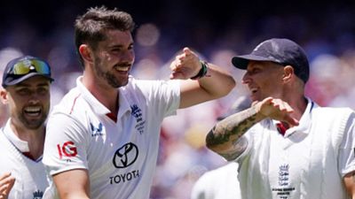 कभी बीमार तो कभी चोटिल, जो खिलाड़ी लेने वाला था संन्यास, उसी ने 15 साल बाद इंग्लैंड को ऑस्ट्रेलिया में दिलाई जीत SportsTak Hindi