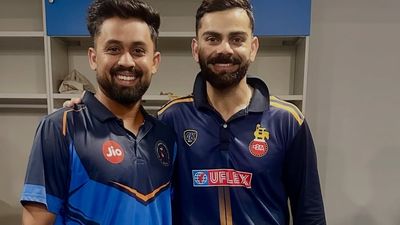 आउट करने के बाद कोहली से मिलने डरते-डरते ड्रेसिंग रूम में पहुंचा गेंदबाज, जानें भारतीय स्टार ने फिर एक लाइन में क्या कहा? SportsTak Hindi