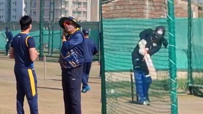 विजय हजारे ट्रॉफी से पहले अभिषेक शर्मा ने नेट्स में की अलग प्रैक्टिस, पहले फेंकी स्पिन, बल्ले से उड़ाए छक्के SportsTak Hindi