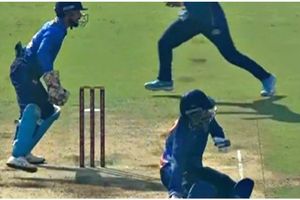 IPL 2026 के लिए RCB ने जिसे 7 करोड़ में खरीदा विजय हजारे ट्रॉफी में हुआ फेल, नीलामी में क्रिकेटर को हुआ था तगड़ा नुकसान SportsTak Hindi