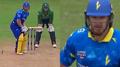 ग्लेन फिलिप्स ने बदला बैटिंग का अंदाज, बीच मैच में बने लेफ्ट हैंडेड बैटर, छक्के ठोक फैंस के उड़ाए होश, VIDEO SportsTak Hindi