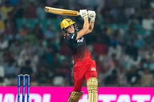 RCB और दिल्ली कैपिटल्स को तगड़ा झटका, WPL से इन स्टार खिलाड़ियों ने लिया नाम वापस SportsTak Hindi