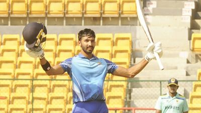 देवदत्त पडिक्कल ने चार मैचों में तीसरा शतक ठोक खटखटाया टीम इंडिया का दरवाजा, रुकने का नाम नहीं ले रहा 25 साल का बैटर SportsTak Hindi