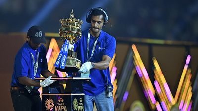 WPL में अभी तक कौन-कौन जीता खिताब? फाइनल में किसे-किसे मिली मात, यहां जानें सब कुछ WPL trophy