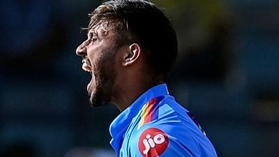 पिता-भाई की मौत, फिर खुद हुआ बुरी तरह चोटिल, अब लंबे समय के बाद भारतीय गेंदबाज ने की वापसी SportsTak Hindi