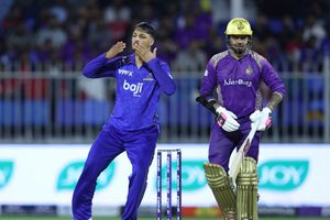 ILT20 : गजनफर के कहर और टॉम बेंटन की तूफ़ानी पारी से MI एमिरेट्स पहुंची फाइनल, नाइट राइडर्स को मिली हार SportsTak Hindi