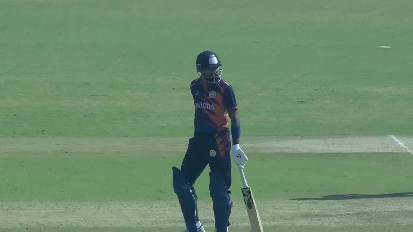 हार्दिक पंड्या का वनडे में गरजा बल्ला, 133 रन की पारी में 11 छक्के उड़ाकर टीम को संकट से निकाला हार्दिक पंड्या का वनडे में गरजा बल्ला, 133 रन की पारी में 11 छक्के उड़ाकर टीम को संकट से निकाला