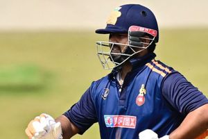 ऋषभ पंत ने टीम इंडिया के सेलेक्शन के बीच गर्दा उड़ाया, 181 की स्ट्राइक रेट से ठोकी फिफ्टी, दिल्ली की आतिशी जीत SportsTak Hindi