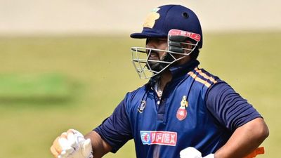 ऋषभ पंत ने टीम इंडिया के सेलेक्शन के बीच गर्दा उड़ाया, 181 की स्ट्राइक रेट से ठोकी फिफ्टी, दिल्ली की आतिशी जीत SportsTak Hindi