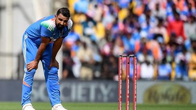 भारत की वनडे टीम में नहीं आया मोहम्मद शमी का नाम तो कोच भड़के, अगरकर एंड कंपनी पर निकाली भड़ास SportsTak Hindi