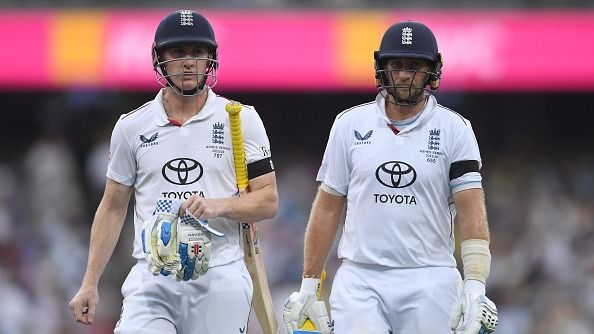 AUS vs ENG : रूट-ब्रूक ने सिडनी में जमाए पैर, इंग्लैंड ने पहले दिन 3 विकेट पर बनाए 211 रन 