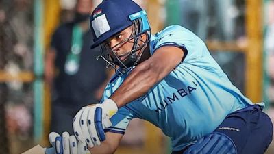 सरफराज खान ने मुंबई की परेशानी बढ़ाई, पहले चार मैच जीतने वाली टीम पर बड़ा संकट SportsTak Hindi