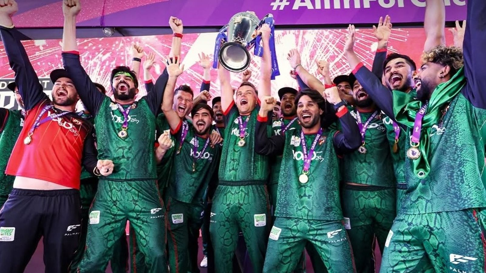 कप्तान सैम करन की धुआंधार पारी, डेजर्ट वाइपर्स ने पहली बार जीता ILT20 का खिताब, फाइनल में पोलार्ड की MI को 46 रन से पीटा कप्तान सैम करन की धुआंधार पारी, डेजर्ट वाइपर्स ने पहली बार जीता ILT20 का खिताब, फाइनल में पोलार्ड की MI को 46 रन से पीटा