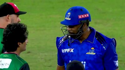 ILT20 में पाकिस्तानी खिलाड़ी को काइरन पोलार्ड से पंगा लेना पड़ा महंगा, वेस्ट इंडीज के पूर्व कप्तान ने दिया मुंहतोड़ जवाब, VIDEO SportsTak Hindi