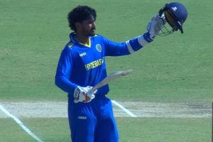 अमेरिका में जन्मे खिलाड़ी का विजय हजारे ट्रॉफी में धमाल, शमी सेना के सामने ठोका दोहरा शतक, उड़ाए 25 चौके-छक्के SportsTak Hindi