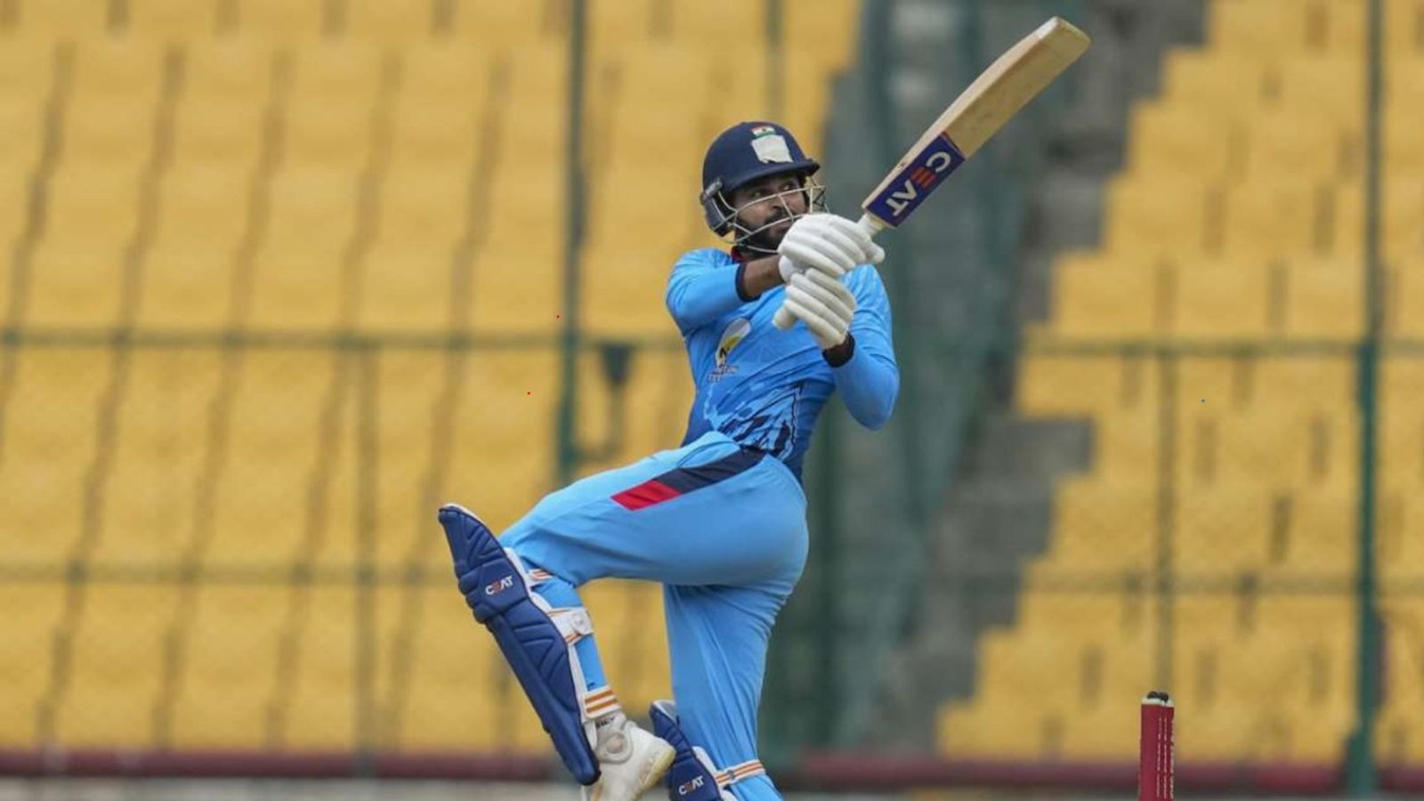 श्रेयस अय्यर का वापसी में धूम-धड़ाका, उड़ाई आतिशी फिफ्टी, 155 की स्ट्राइक रेट से कूटे रन श्रेयस अय्यर का वापसी में धूम-धड़ाका, उड़ाई आतिशी फिफ्टी, 155 की स्ट्राइक रेट से कूटे रन