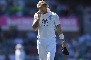 Ashes: इंग्लैंड को सिडनी टेस्ट के बीच झटका, कप्तान बेन स्टोक्स हुए चोटिल, खेल शुरू होने के 15 मिनट बाद ही छोड़ना पड़ा मैदान SportsTak Hindi