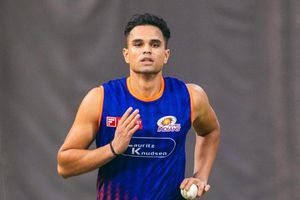 अर्जुन तेंदुलकर ने सिर्फ दो गेंद में पृथ्वी शॉ को किया ढेर, 25 पर 5 विकेट गिरने से संकट में गायकवाड़ की टीम SportsTak Hindi