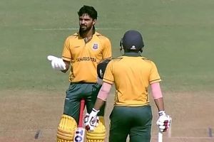 ODI टीम इंडिया से बाहर होते ही ऋतुराज गायकवाड़ का गरजा बल्ला, 134 रनों की पारी से टीम को बचाया SportsTak Hindi