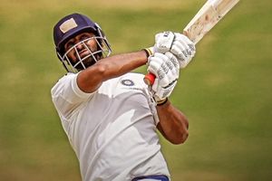 दिल्ली ने जिसकी गेंदबाजी देख 8.40 करोड़ लुटाए, उसने VHT में 8वें नंबर पर उतरकर ठोका शतक, हारा हुआ मैच जिताया SportsTak Hindi