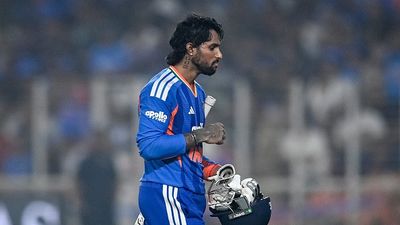 तिलक वर्मा पर सबसे बड़ी अपडेट, पेट में दिक्कत के चलते इतने मैचों से हुए बाहर SportsTak Hindi