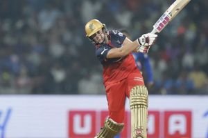 MI vs RCB: मुंबई इंडियंस ने जिसे बिना खिलाए निकाला उसने ही धूल चटाई, आखिरी गेंद पर RCB को मिली जीत SportsTak Hindi