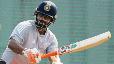 IND vs NZ: ऋषभ पंत चोटिल, मैच से पहले टीम इंडिया की बढ़ी टेंशन, प्रैक्टिस के दौरान कमर के ऊपर लगी चोट SportsTak Hindi