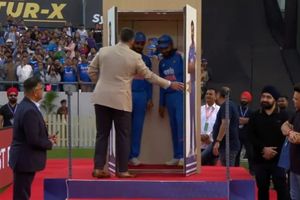 रोहित-विराट को पहले वनडे के बीच मिला स्पेशल सम्मान, अलमारी से दोनों निकले बाहर, देखें VIDEO SportsTak Hindi