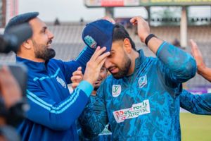 इस खिलाड़ी ने बेटे के साथ मैच खेलकर रचा इतिहास, फ्रेंचाइज क्रिकेट में एक टीम के लिए खेलने वाली पिता-पुत्र की पहली जोड़ी SportsTak Hindi