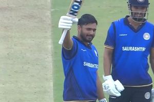 Vijay Hazare Trophy: हार्विक देसाई ने तूफानी शतक ठोक सौराष्ट को सेमीफाइनल में पहुंचाया, रिंकू सिंह की यूपी को किया बाहर SportsTak Hindi