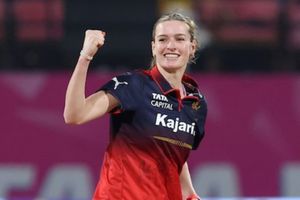 WPL 2026: पावरप्ले में 36 में से 27 डॉट बॉल फेंकी, फुटबॉलर से क्रिकेटर बनी लड़की का धमाल, क्रिमिनोलॉजी में है ग्रेजुएट SportsTak Hindi