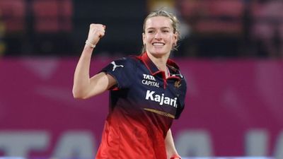 WPL 2026: पावरप्ले में 36 में से 27 डॉट बॉल फेंकी, फुटबॉलर से क्रिकेटर बनी लड़की का धमाल, क्रिमिनोलॉजी में है ग्रेजुएट SportsTak Hindi