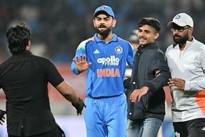 विराट कोहली की बात को नजरअंदाज कर मैच अधिकारी ने फैन को मारा थप्पड़, राजकोट वनडे में बीच मैदान पर बवाल, Video SportsTak Hindi