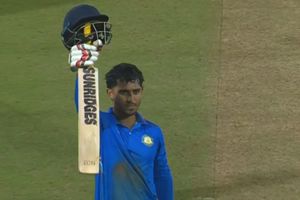 VHT: कर्नाटक से एक साल पुरानी हार का विदर्भ ने लिया बदला, अमन ने 5वां शतक जड़ सेमीफाइनल में दिलाई जीत SportsTak Hindi