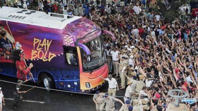 300-350 AI कैमरे लगाओ, खर्चा हमारा, RCB ने चिन्नास्वामी स्टेडियम में IPL 2026 मैच कराने के लिए दिया सुझाव SportsTak Hindi