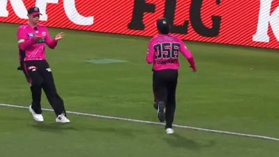 बाबर आजम की खराब फील्डिंग पर भड़के स्टीव स्मिथ, बीच मैच में सुनाई खरी- खोटी, VIDEO ने किया हैरान SportsTak Hindi