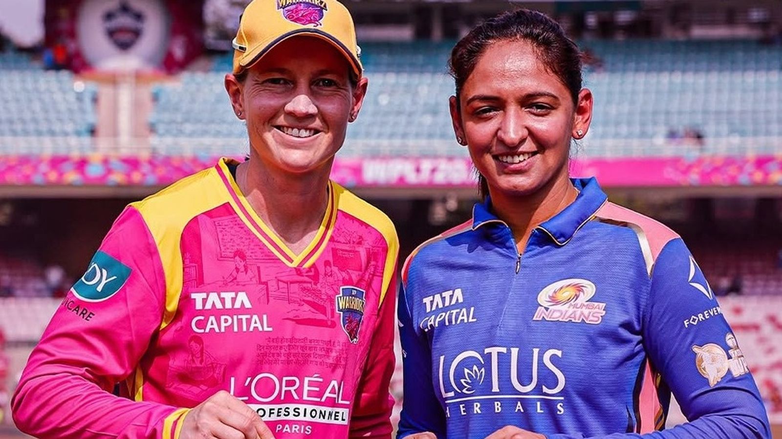 WPL 2026: यूपी वॉरियर्ज ने मुंबई इंडियंस के खिलाफ मैच में क्यों पहनी पिंक जर्सी? यूपी की कप्तान मेग लैनिंग और मुंबई की कप्तान हरमनप्रीत कौर (pc: UP Warriorz instagram)