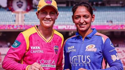 WPL 2026: यूपी वॉरियर्ज ने मुंबई इंडियंस के खिलाफ मैच में क्यों पहनी पिंक जर्सी? SportsTak Hindi