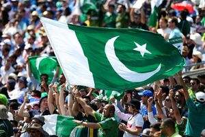 पाकिस्तान क्रिकेट में ये क्या हुआ! टूटा 232 साल पुराना वर्ल्ड रिकॉर्ड, 40 रन बचाकर जीत गई टीम SportsTak Hindi