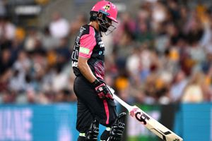 बाबर आजम की BBL में फिर हुई जगहंसाई, स्मिथ के सामने ख्वाजा की टीम ने खोली पोल, देखिए Video SportsTak Hindi